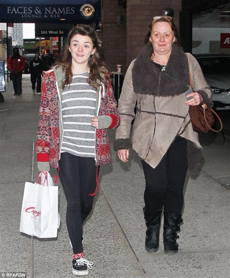 maisie williams mother.